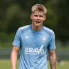 FC Twente-spelers tonen nieuw trainingsshirt seizoen 2026-2027
