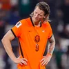 Emotionele Weghorst huilend naar de grond na WK-uitschakeling tegen Marokko