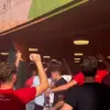 LIVE: Rookbommen en gezang | Sfeer onder FC Twente-supporters neemt toe