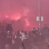 Heerlijke beelden: FC Twente-supporters met fakkels en rookpotten bij onthaal spelersbus