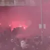 Heerlijke beelden: FC Twente-supporters met fakkels en rookpotten bij onthaal spelersbus