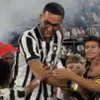 Video: Braziliaanse fans worden gek bij spectaculair onthaal Ziyech