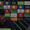 VIDEO | Taha wordt ineens gebeld tijdens persconferentie: Van den Brom reageert gevat