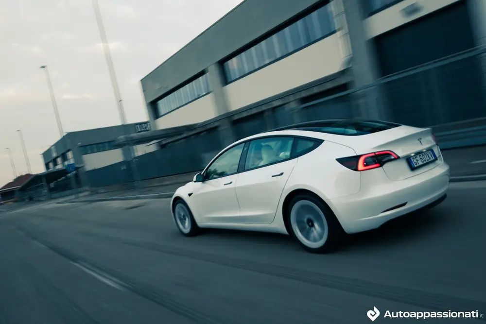 Model 3 Testo Tesla Model 3 Long Range: prova su strada, motore, autonomia e prezzi