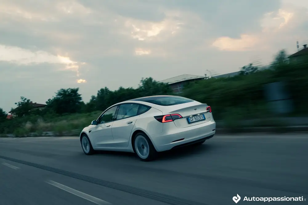 Model 3 Testo Tesla Model 3 Long Range: prova su strada, motore, autonomia e prezzi