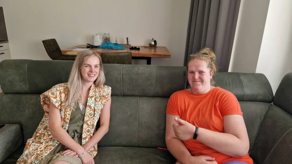 Ruth Pierik met een van de bewoners van de Tuinstraat.