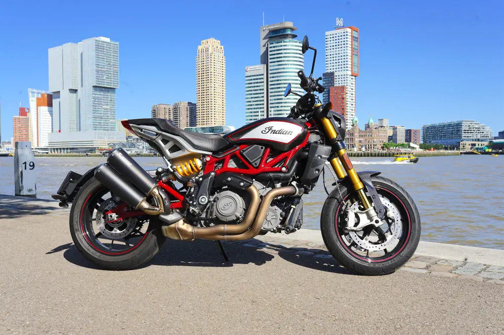 Indian FTR R Carbon is een van de coolste motoren die je kunt kopen