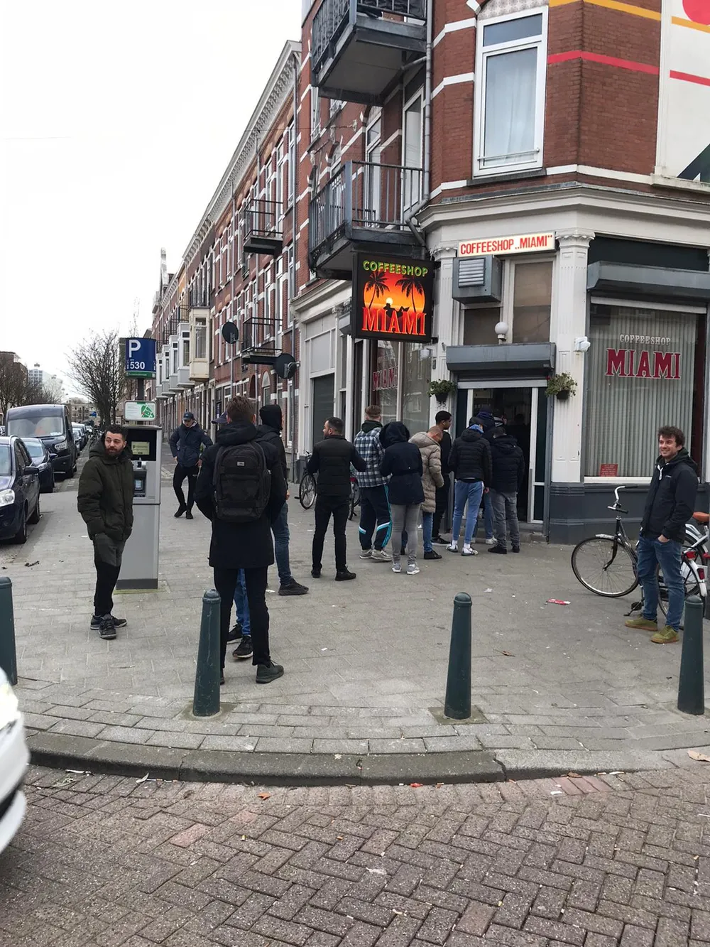 Nederlanders rennen massaal naar coffeeshop om hasj & wiet te hamsteren