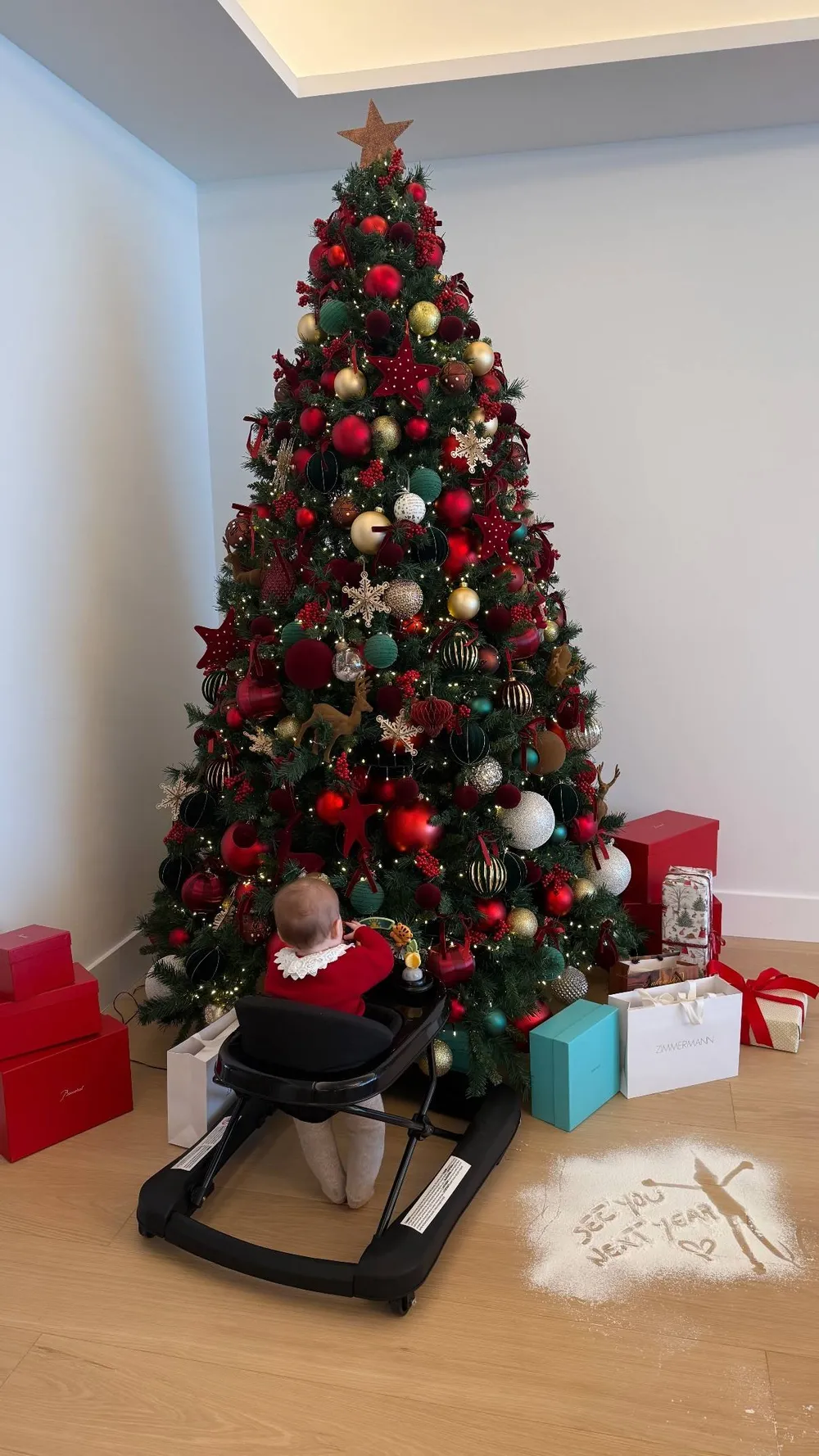 Lily Verstappen bij de kerstboom - Foto: Instagram @kellypiquet