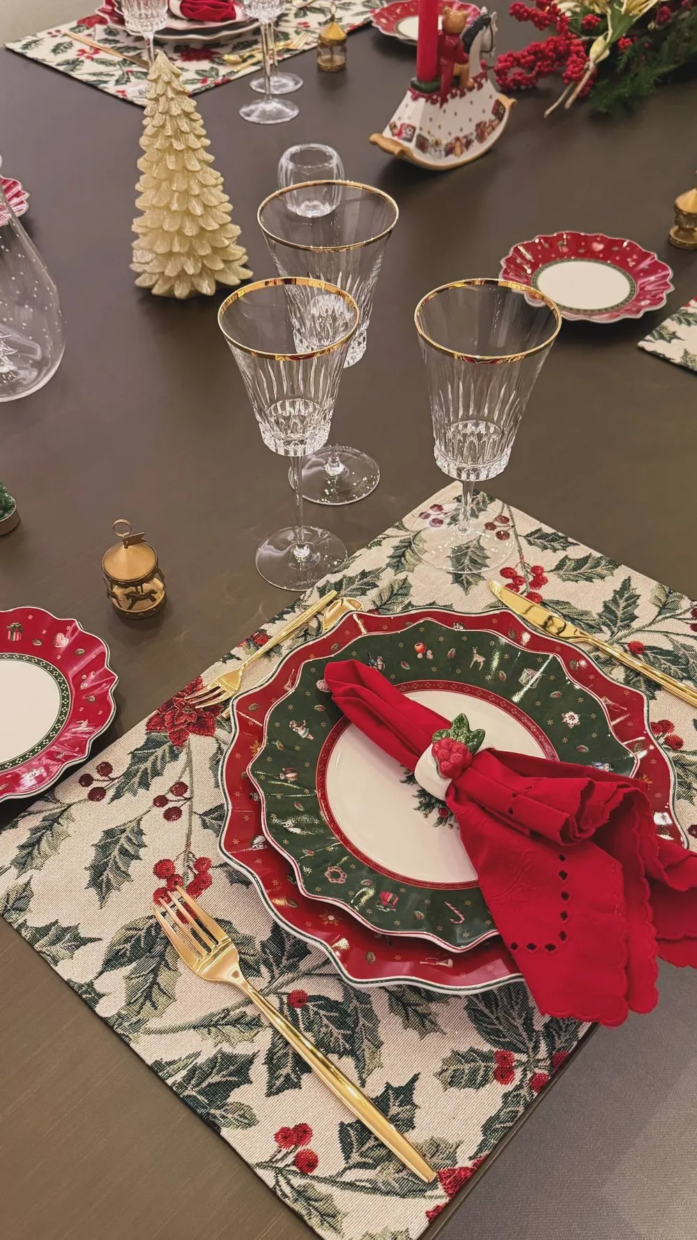 Gedekte tafel voor kerstdiner Max Verstappen en Kelly Piquet - Foto: Instagram @kellypiquet