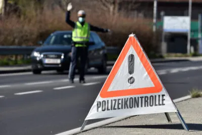 Archieffoto Oostenrijk: De uitreisbeperkingen worden gecontroleerd door de politie in Oostenrijk. Bron: Spitzi-Foto / Shutterstock