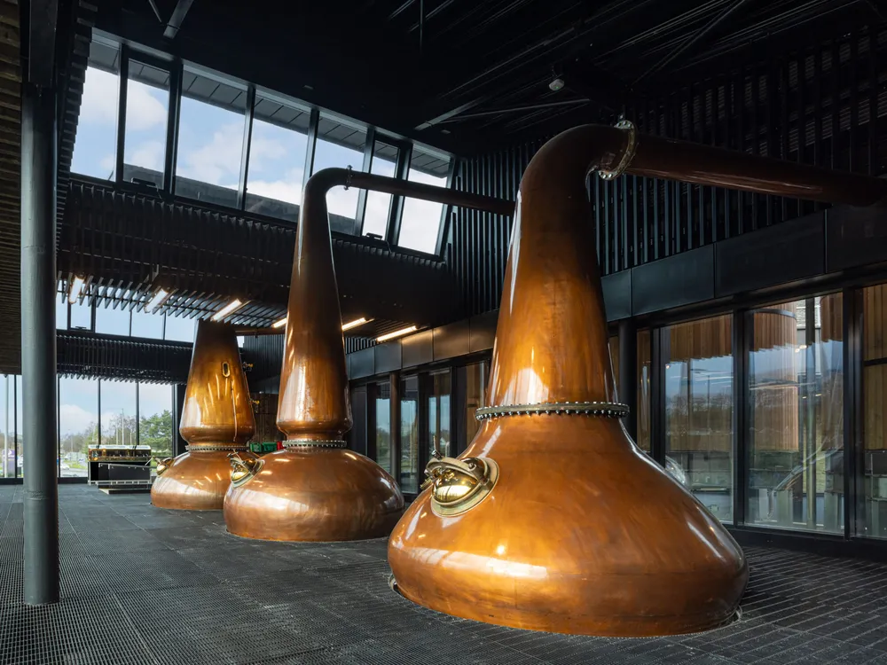 De ketels van de Rosebank Distillery met op de achtergrond de Spirit Safe