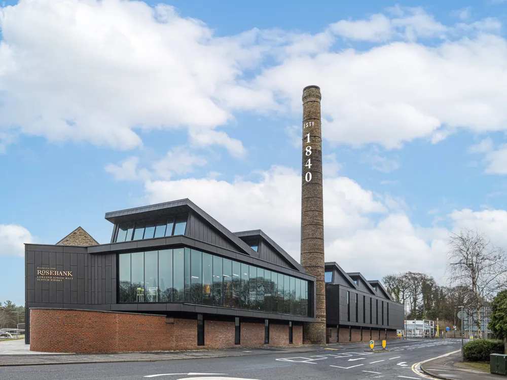 De Rosebank Distillery in de Lowlands met de nieuwe glazen stillhouse