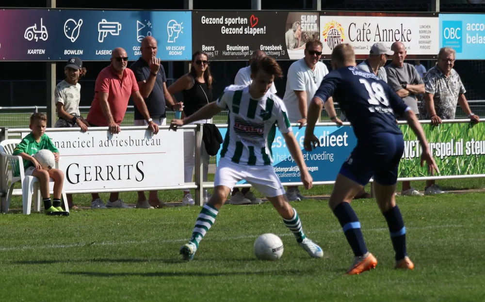 Bas Brussaard in duel met een speler van Mierlo-Hout