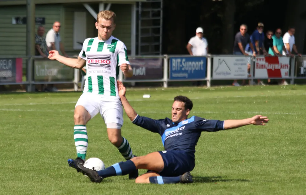 Daan de Bruijn ontwijkt een tackle.