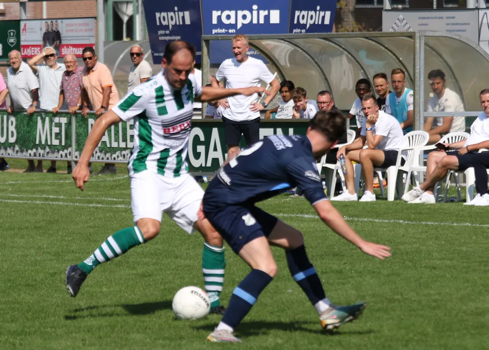 Wiebe Veltmaat zet een tegenstander op het verkeerde been. Foto's: Peter van der Hoeven