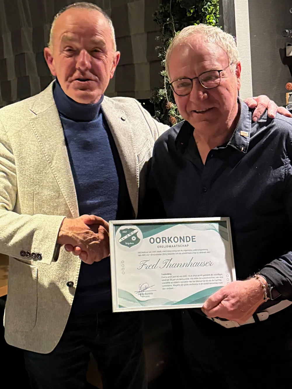 Voorzitter Guidon Ronnes (l) en scheidend bestuurslid Fred Thannhauser