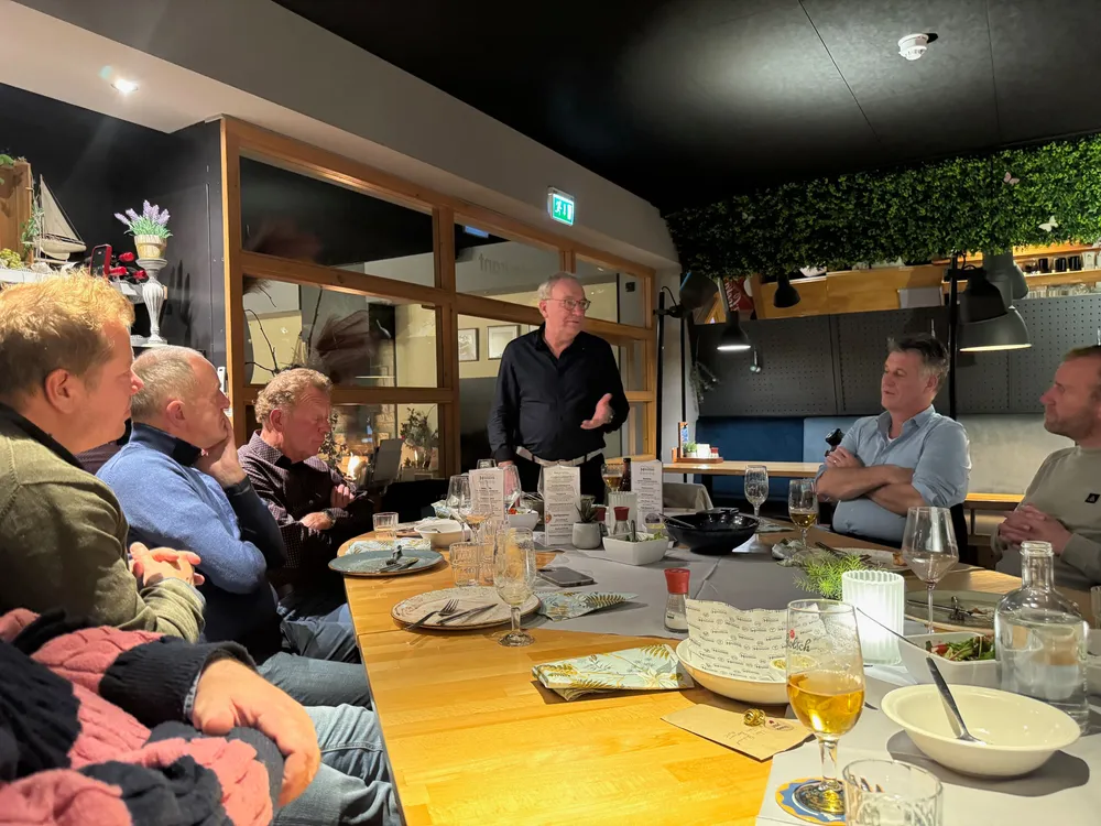 Thannhauser (staand) spreekt tijdens het jaarlijkse bestuursetentje zijn dank uit voor zijn benoeming tot erelid van AWC. Foto's: sv AWC (klik op de foto voor een grotere weergave)