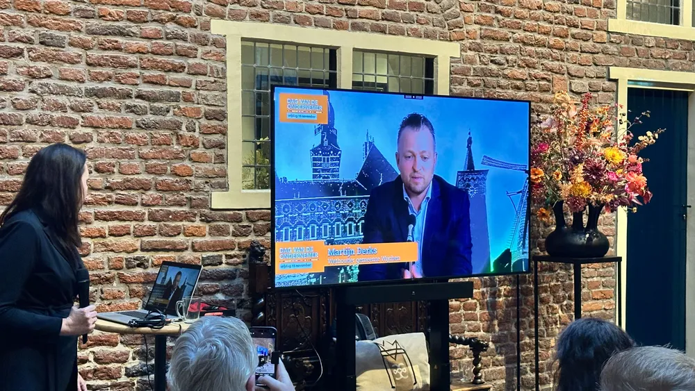 Wethouder Martijn Derks heet de deelnemers in een videofilmpje welkom.&nbsp;Foto: CIZO Communicatie