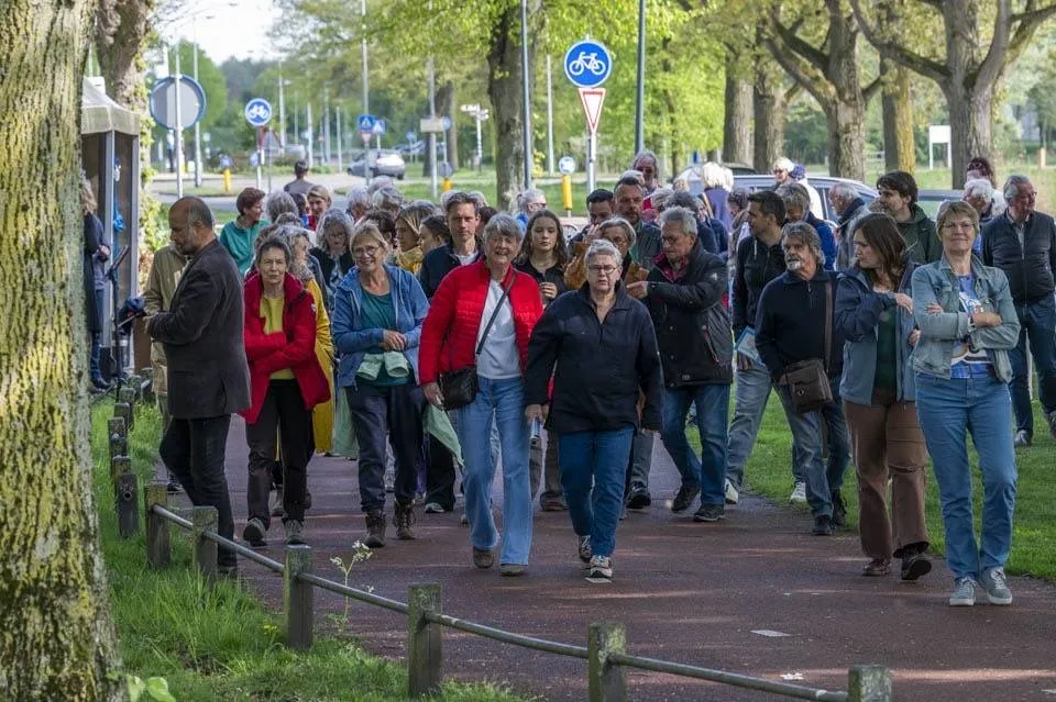 Rondje langs de kunstwerken in het meer. Foto's: KunstKring Wijchen