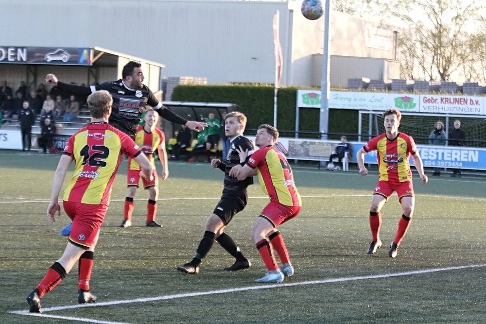 Boy Visser springt hoog op en scoort de gelijkmaker.&nbsp;