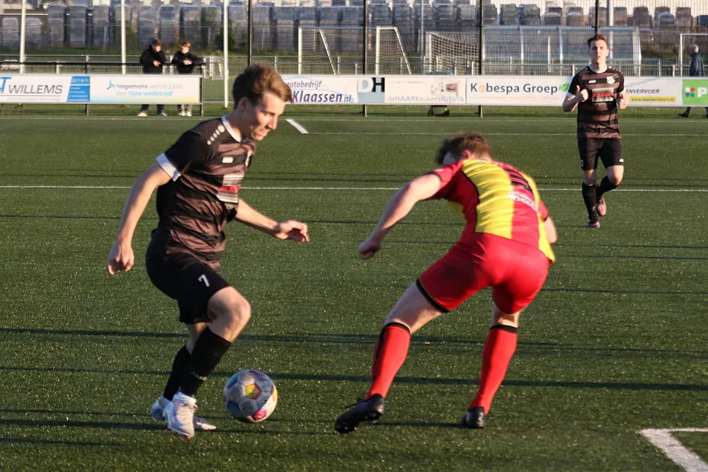 Bas Brussaard (l) probeert een tegenspeler te passeren.