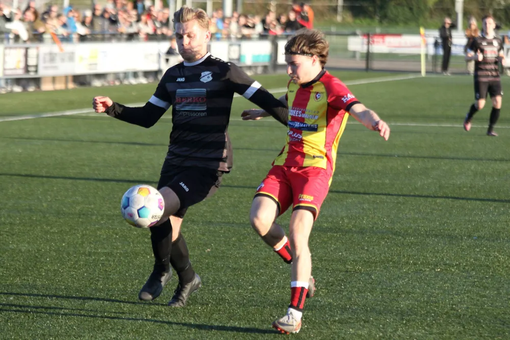 Daan de Bruijn, die de 2-1 scoorde, in duel met een speler van Juliana'31.