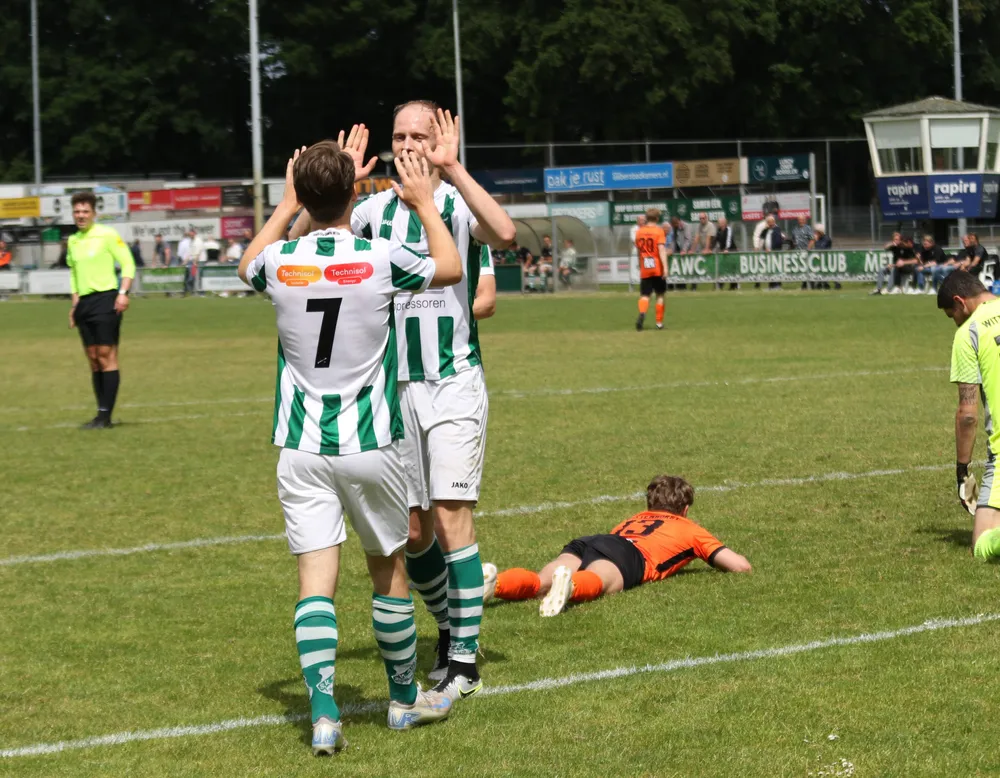 Bas Brussaard (l) en Jeroen van Schoonhoven vieren een doelpunt.