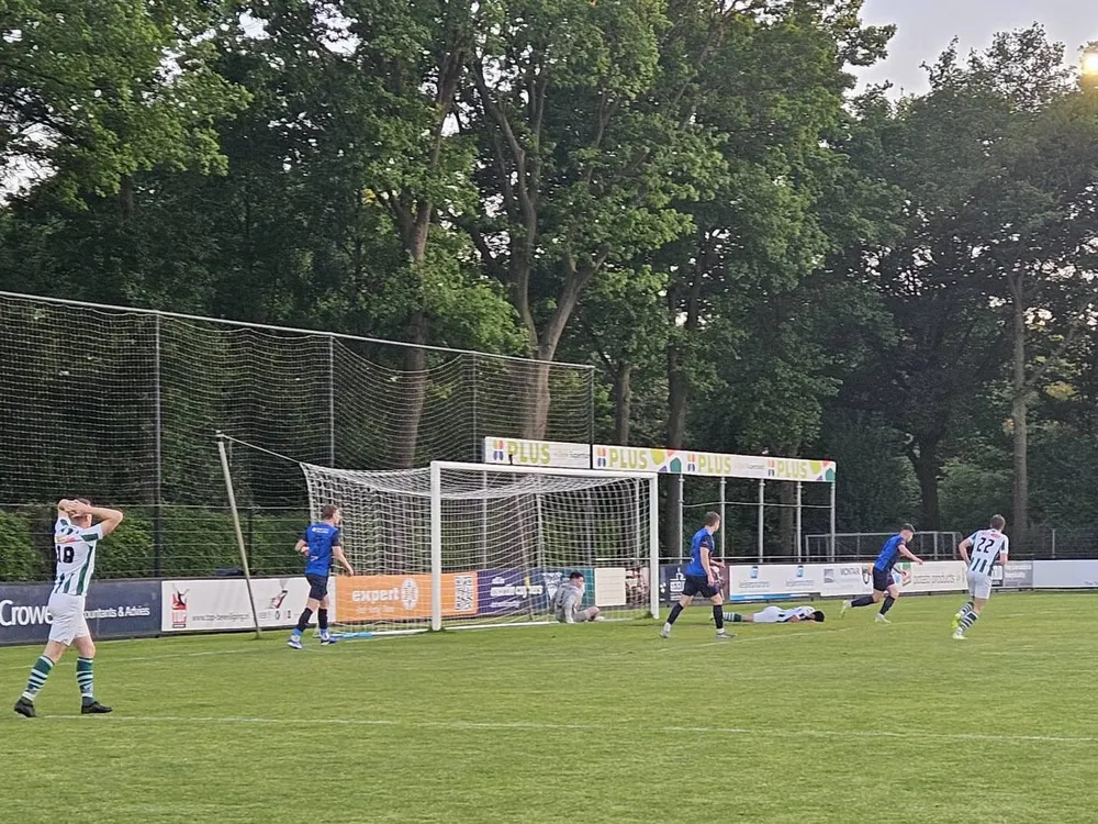 Verslagenheid bij de Wijchenaren na het missen van een kans.&nbsp;Foto's: Björn van de Groes