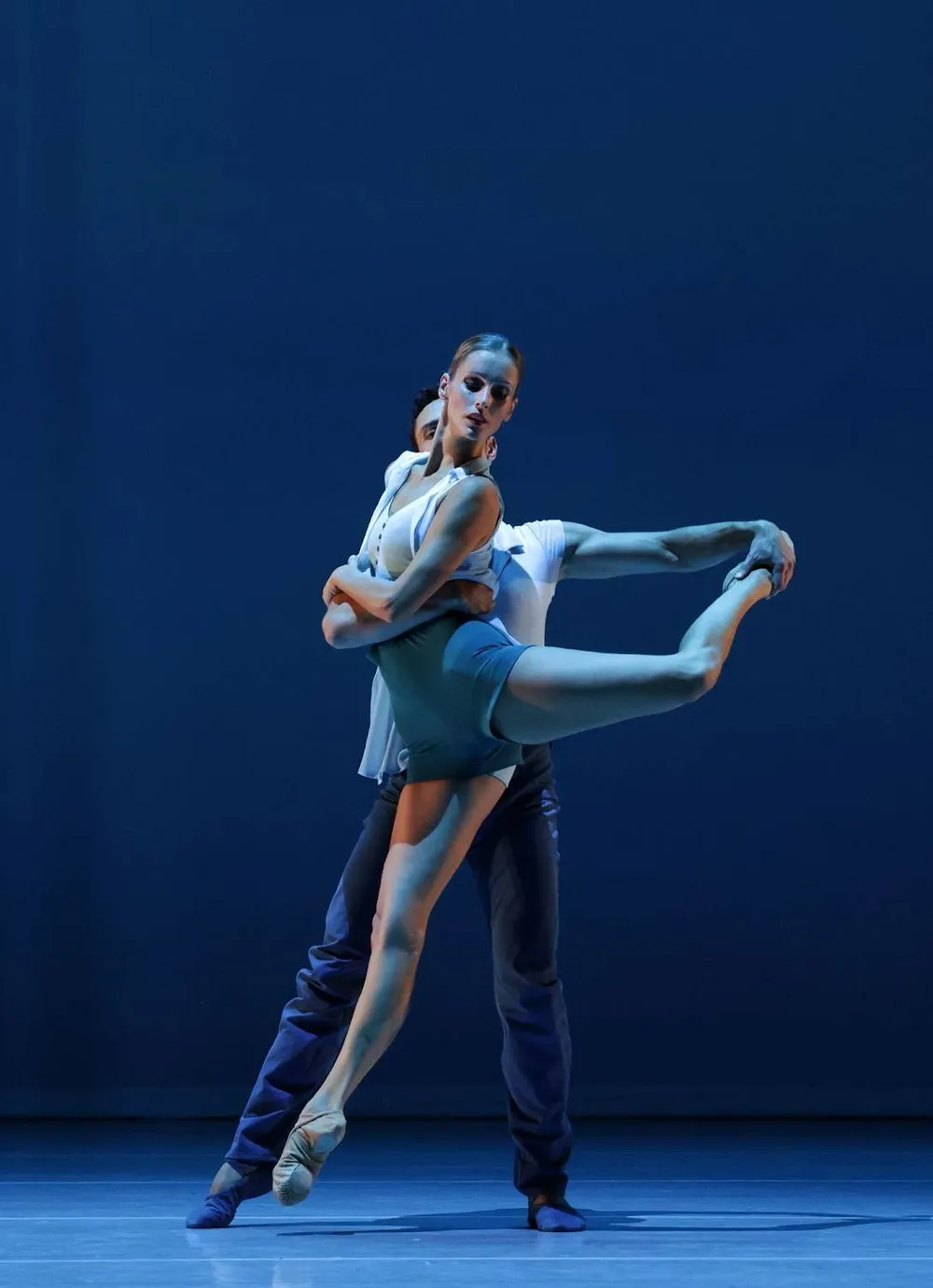 <i>Vérine Bouwman in een duet. Foto: Introdans</i>