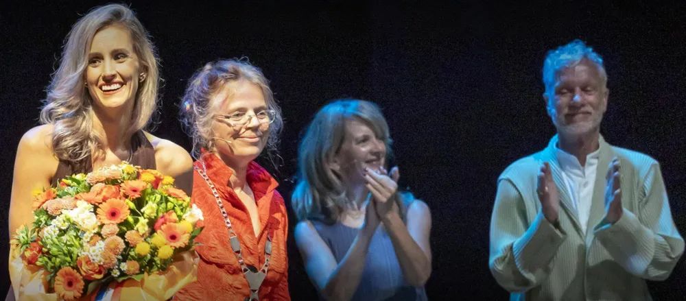 Foto boven: Vérine Bouwman (l) met naast haar burgemeester Renske Helmer, Marieke van 't Hoff, zakelijk directeur en Roel Voorintholt, artistiek directeur bij Introdans.&nbsp;Foto rechts: Prinses Margriet (l), beschermvrouwe van Introdans, in gesprek met Vérine Bouwman. Foto's: Hans Gerritsen &nbsp;