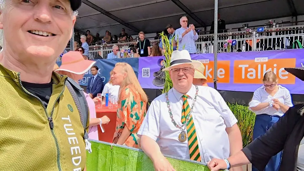 <i>Koos van Houten neemt tijdens de 4Daagse selfies met burgemeester Joerie Minses van Heumen (links) en Hubert Bruls van Nijmegen (boven).</i>