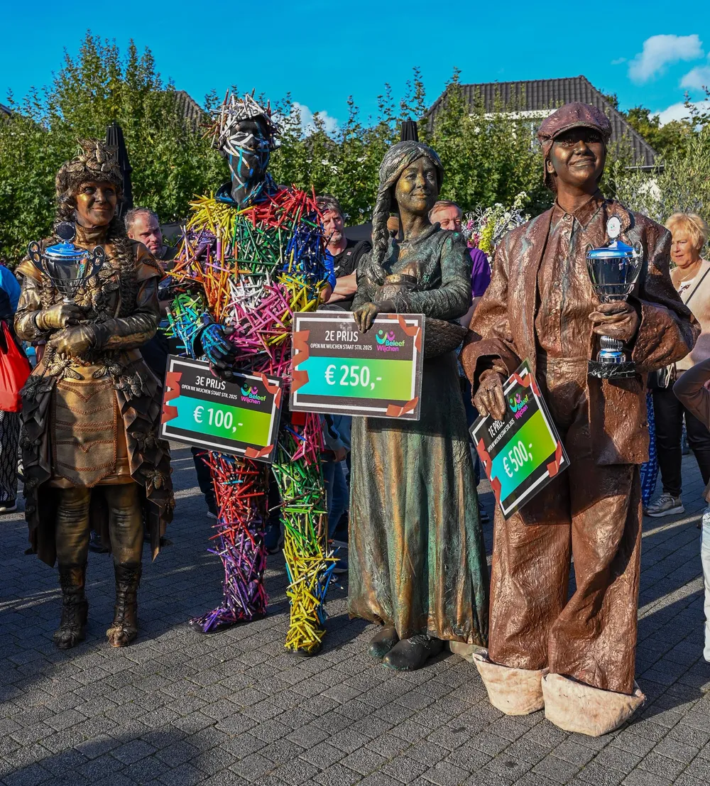 <i>De nummers 1, 2 en 3 bij de volwassenen en links de winnaar van de publieksprijs. <br>Foto's: Beleef Wijchen<br>(klik op foto voor grotere weergave)</i>