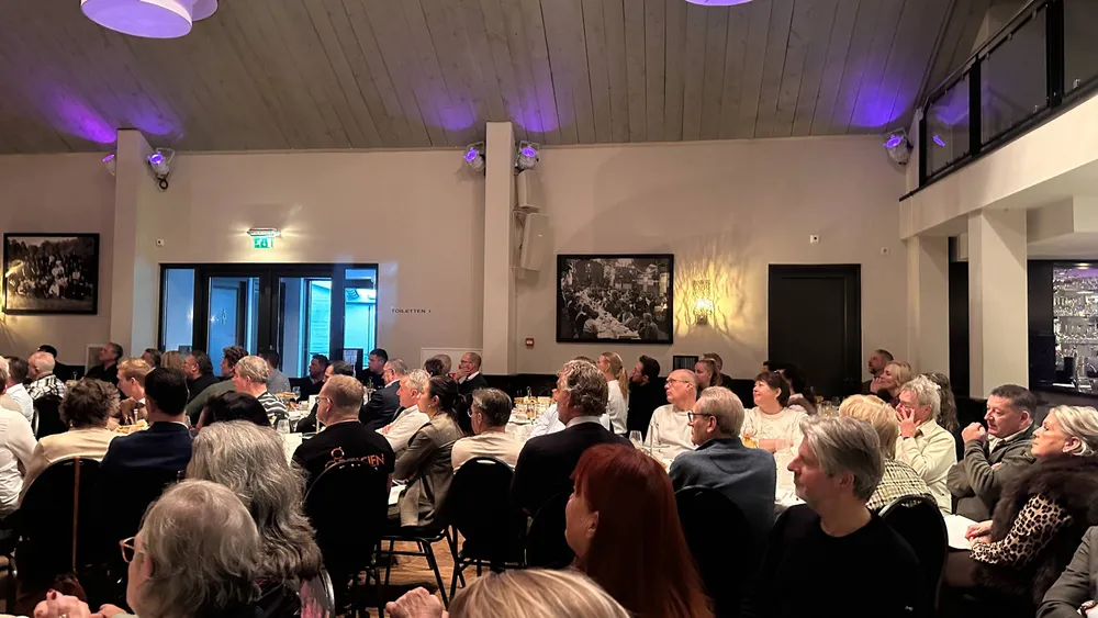 <i>Luisteren naar een aantal pitches&nbsp;&nbsp;</i>