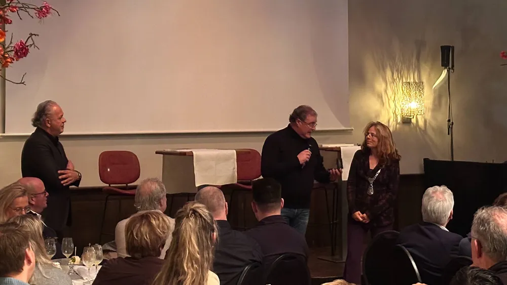 <i>Roy van de Blaak (m) krijgt de erepenning. Foto's: CIZO Communicatie</i>