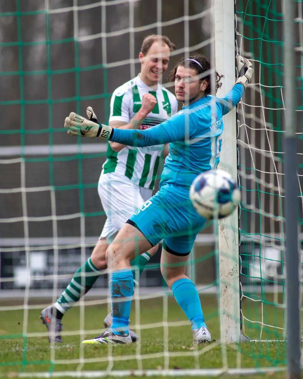 <i>Jeroen van Schoonhoven viert zijn doelpunt.</i>