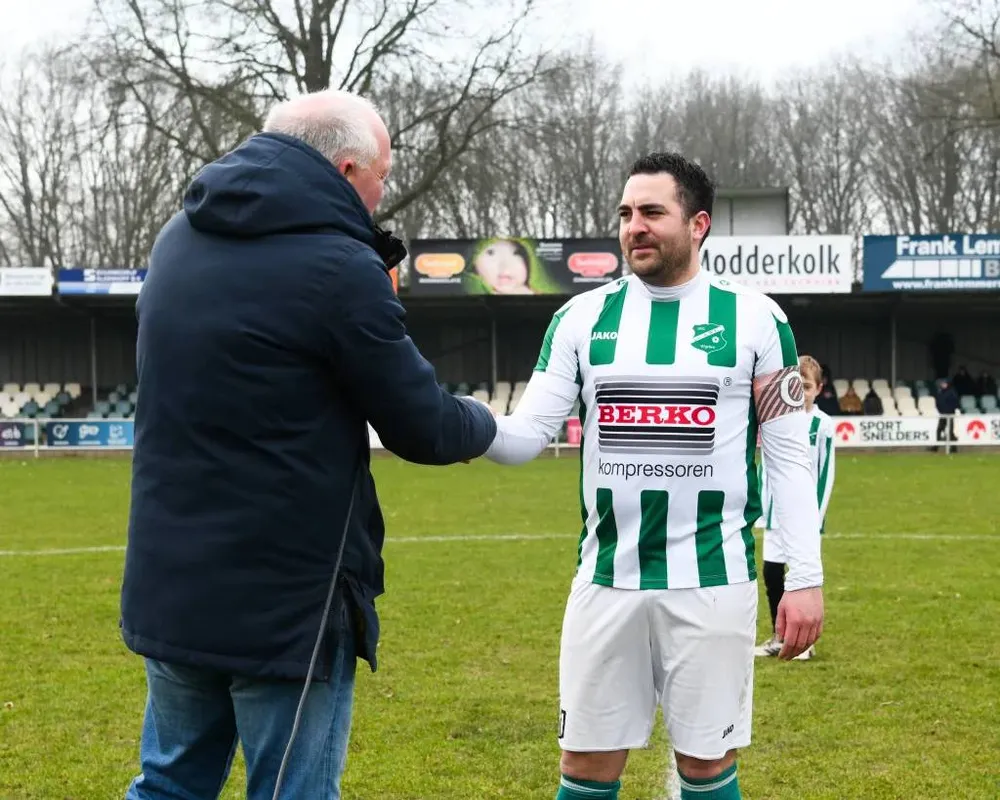 <i>Felicitaties voor Boy Visser die 300 wedstrijden voor AWC speelde</i>