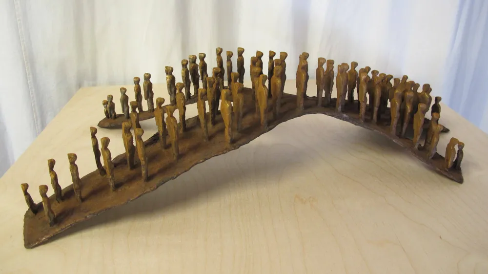 <i>'Eiland' (boven) en 'Schrikdier', werk van Peter Bergenhenegouwen. Foto's: Kunsthuis</i>