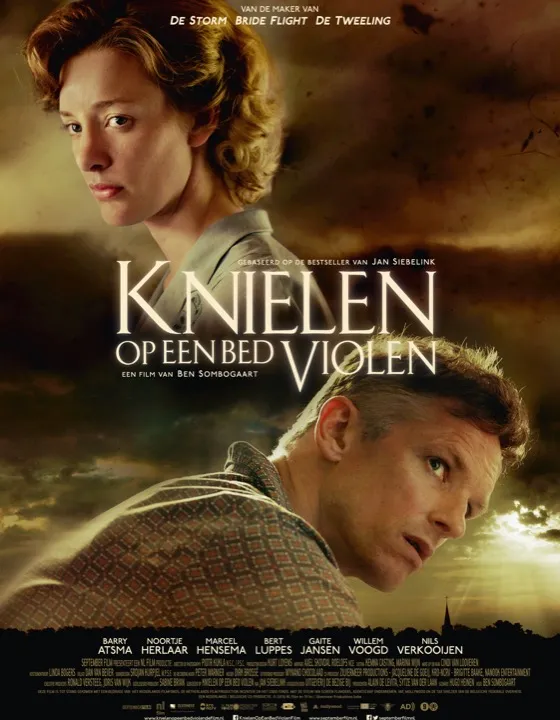 Knielen op een bed violen
