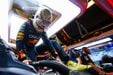 Max Verstappen pakt zijn kerstcadeaus uit