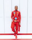 Lewis Hamilton onthult gloednieuwe Ferrari-helm