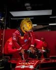 Hamilton herhaalt opvallend patroon en Luxe modemerk is nieuwe sponsor van Formule 1