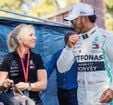 Lewis Hamilton herenigd met Angela Cullen bij Ferrari