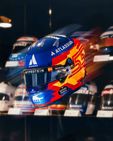 Nieuwe helm voor Sainz en zwarte racepakken voor McLaren