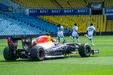 Zien: Voetballers sprinten tegen Red Bull F1-auto
