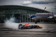 Max Verstappen trakteert fans op donuts in RB8 tijdens spectaculaire heropening Hangar-7