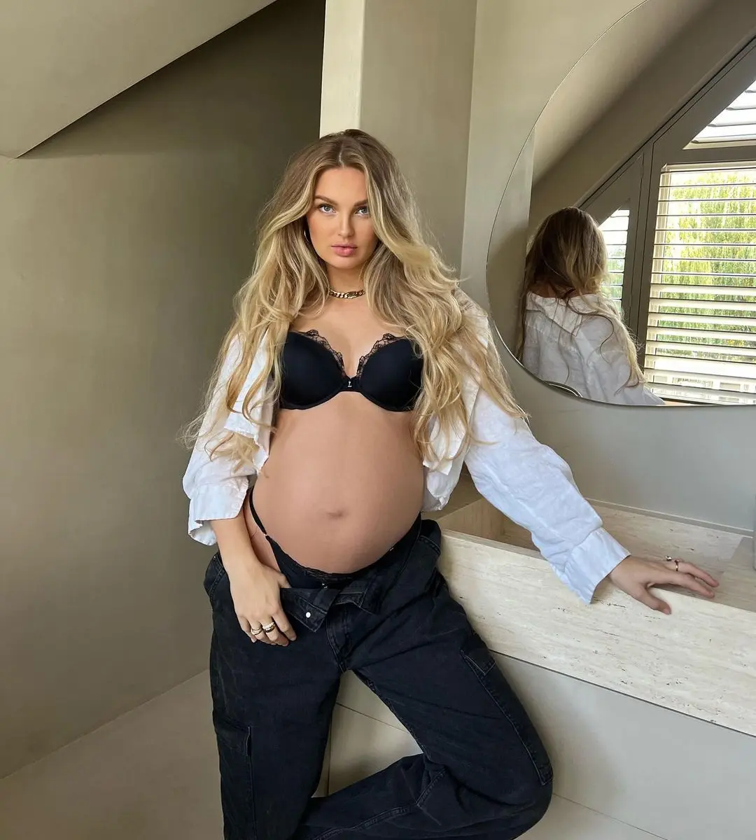 Romee Strijd tovert haar dikke buik om in eye-catching accessoire