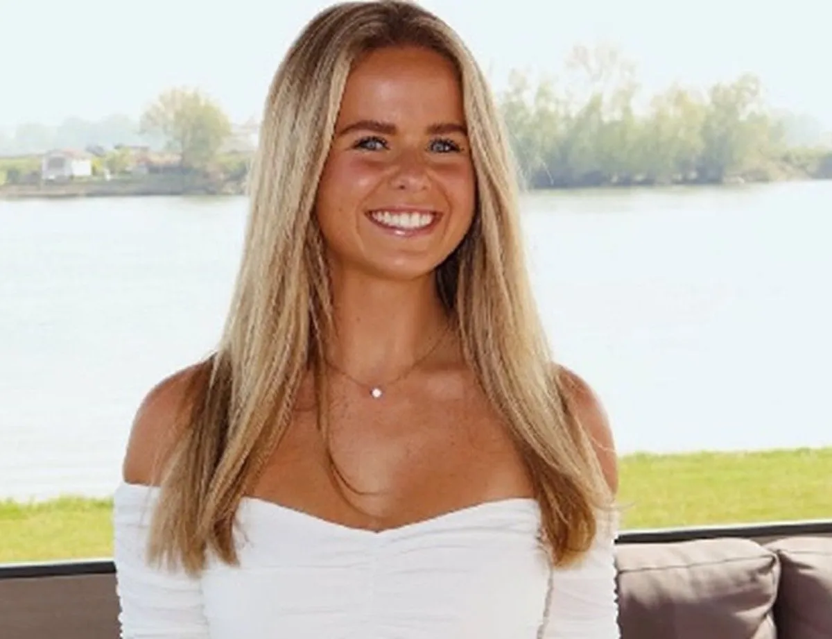Wesley Sneijder probeert zijn beeldschone nieuwe vriendin Romy nog steeds goed geheim te houden