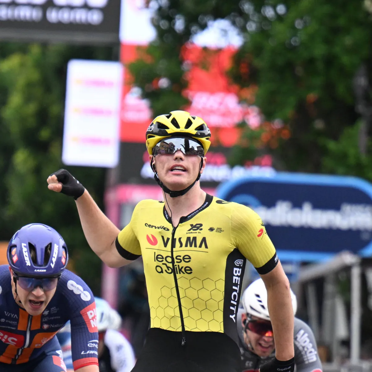 LIVE stage 21 Giro d'Italia 2025| A quick wave to the Pope, then