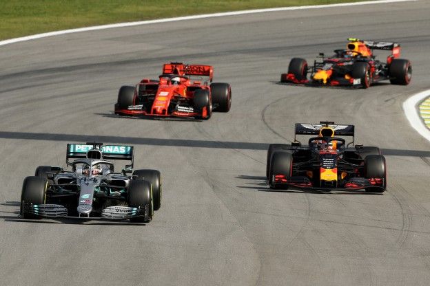 verontschuldiging Fysica taart BBC-commentaar na de safety car: 'Ja, hij doet het! Fantastische actie van  Verstappen!' | F1Maximaal.nl